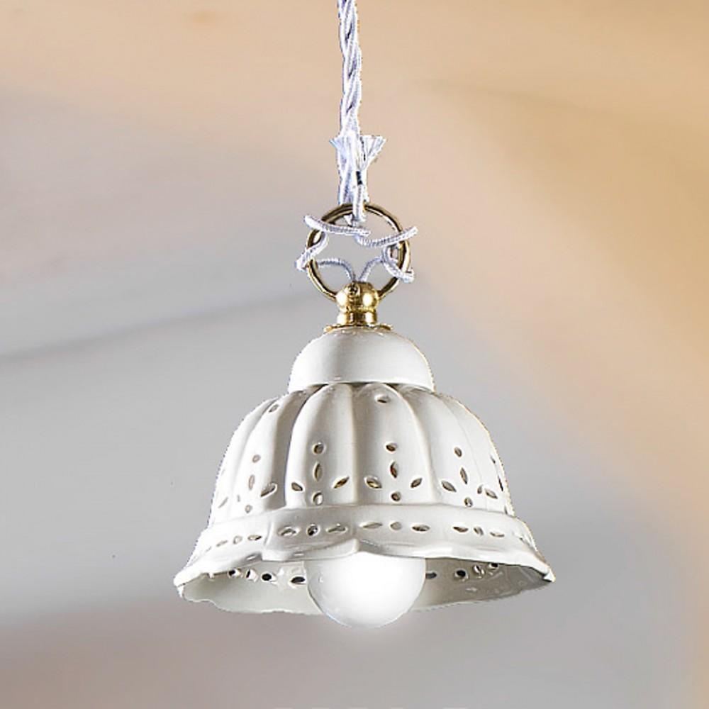 klasszikus country stilusu keramia lampa lyukacsos csipkes porcelan feher ebedlo kismeretu fuggesztek konyha nappali rusztikus mediterran elegans videki hangulatu balaton paraszthaz.jpg